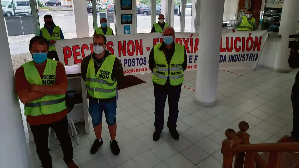 Persoal das auxiliares de Alcoa no concello de Cervo (N&oacute;s Diario)