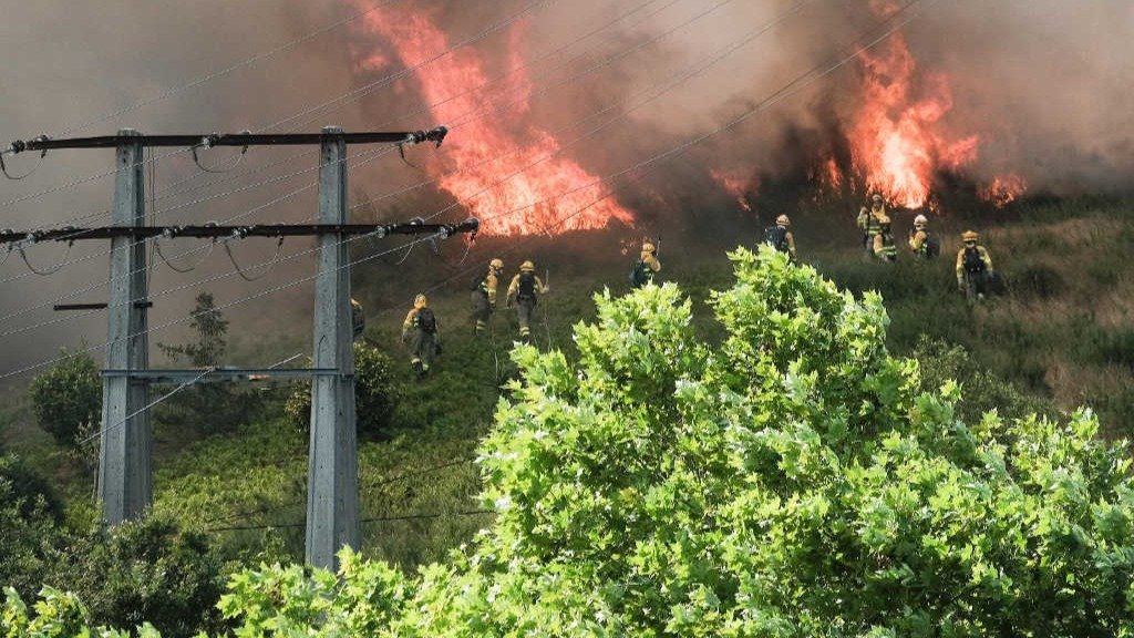 Brigadistas actuando contra o incendio da sexta feira, 10 de xullo, en Compostela (Arxina)