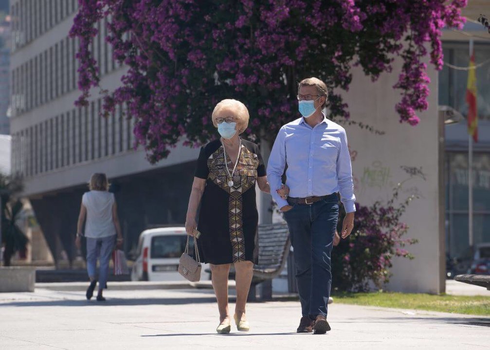 Alberto Núñez Feixoo, paseando coa súa nai por Vigo no sábado de reflexión (Imaxe: Nós Diario)