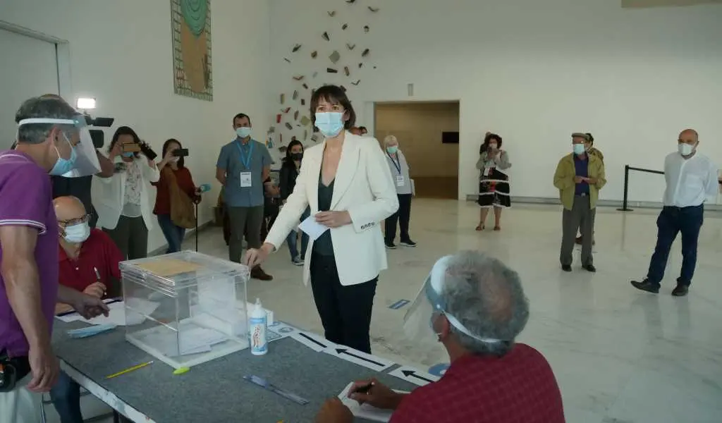 A candidata do BNG, Ana Pont&oacute;n, votando en Santiago o 12-X.