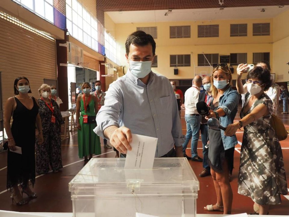O candidato do PSdeG, Gonzalo Caballero, votou en Vigo.