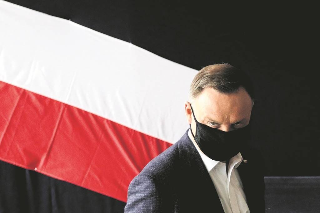 dpatop - 12 July 2020, Poland, Krakow: Incumbent Polish President Andrzej Duda is seen at a polling station where he voted during the second round of the Polish presidential election. Photo: Filip Radwanski/SOPA Images via ZUMA Wire/dpa
ONLY FOR USE IN SPAIN

dpatop - 12 July 2020, Poland, Krakow: Incumbent Polish President Andrzej Duda is seen at a polling station where he voted during the second round of the Polish presidential election. Photo: Filip Radwanski/SOPA Images via ZUMA Wire/dpa

12/7/2020 ONLY FOR USE IN SPAIN