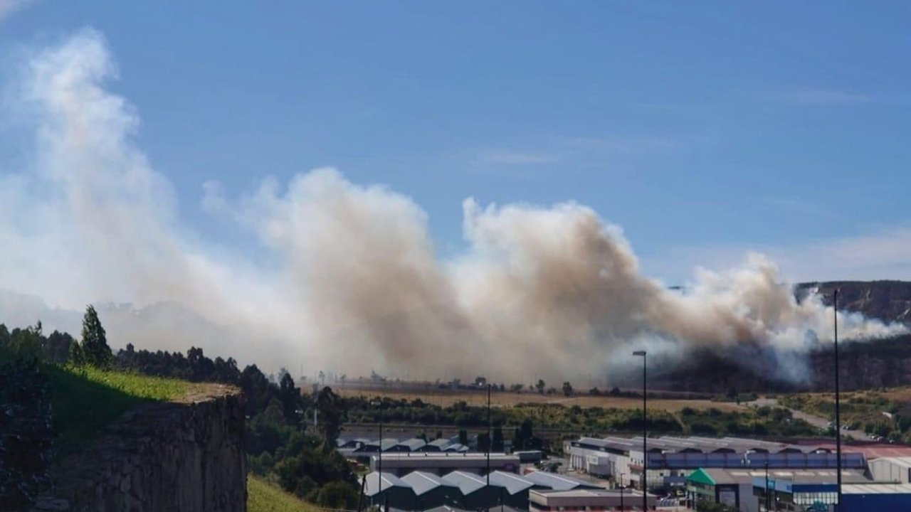Incendio nas proximidades do polgono de Vío, na Coruña