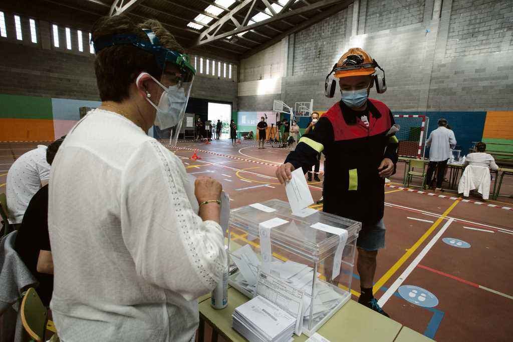 Un traballador de Alcoa, co uniforme da fábrica, votou nas eleccións do 12-X en Burela (Carlos Castro / EP)