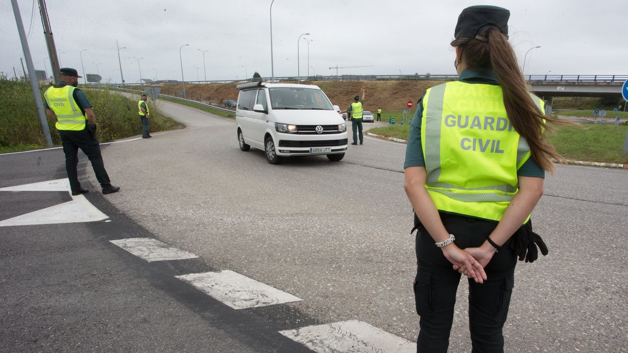 EuropaPress_3223484_punto_control_guardia_civil_trafico_entrada_comunidad_gallega_traves