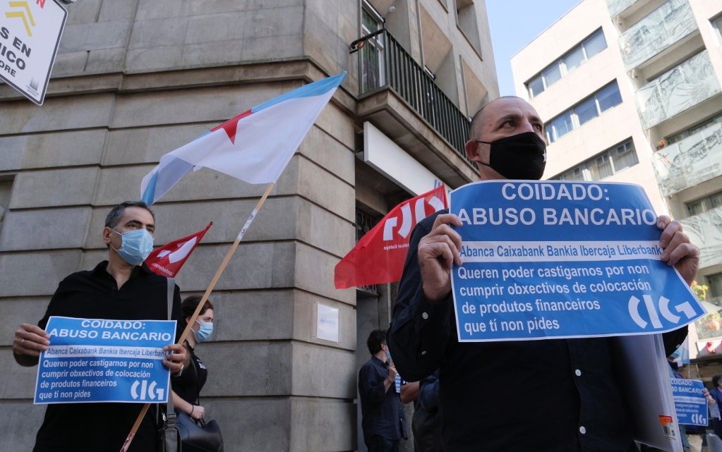 Protestas da CIG diante de sucursais bancarias (Foto: Arxina)