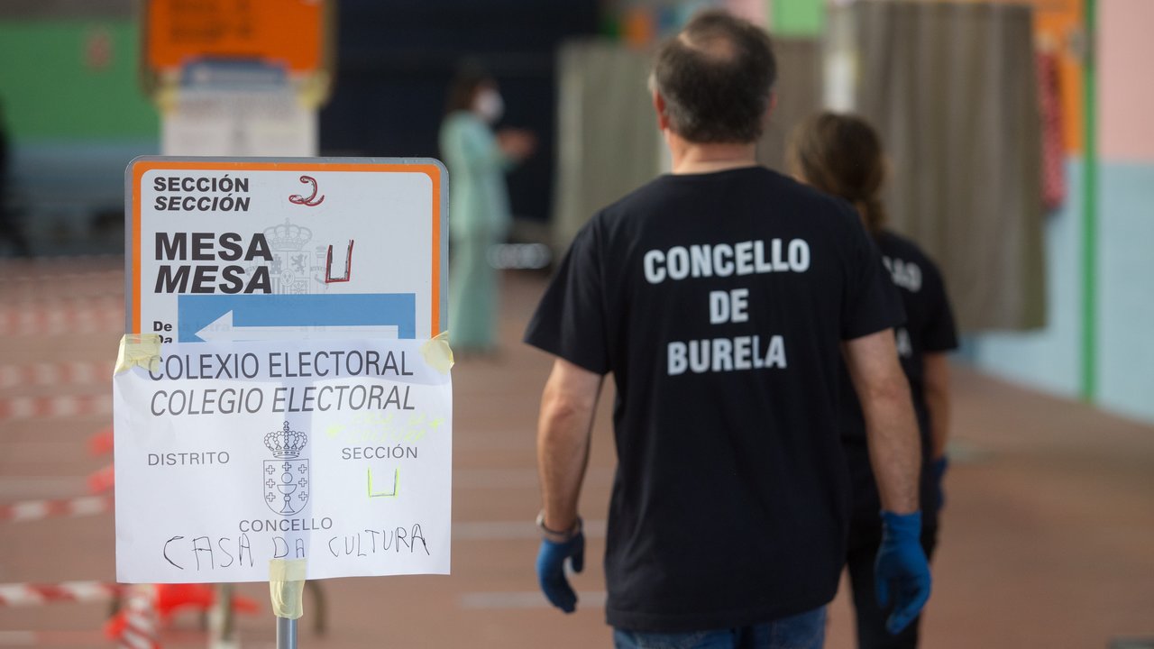EuropaPress_3231901_mesa_colegio_electoral_elecciones_autonomicas_galicia_poblacion_burela