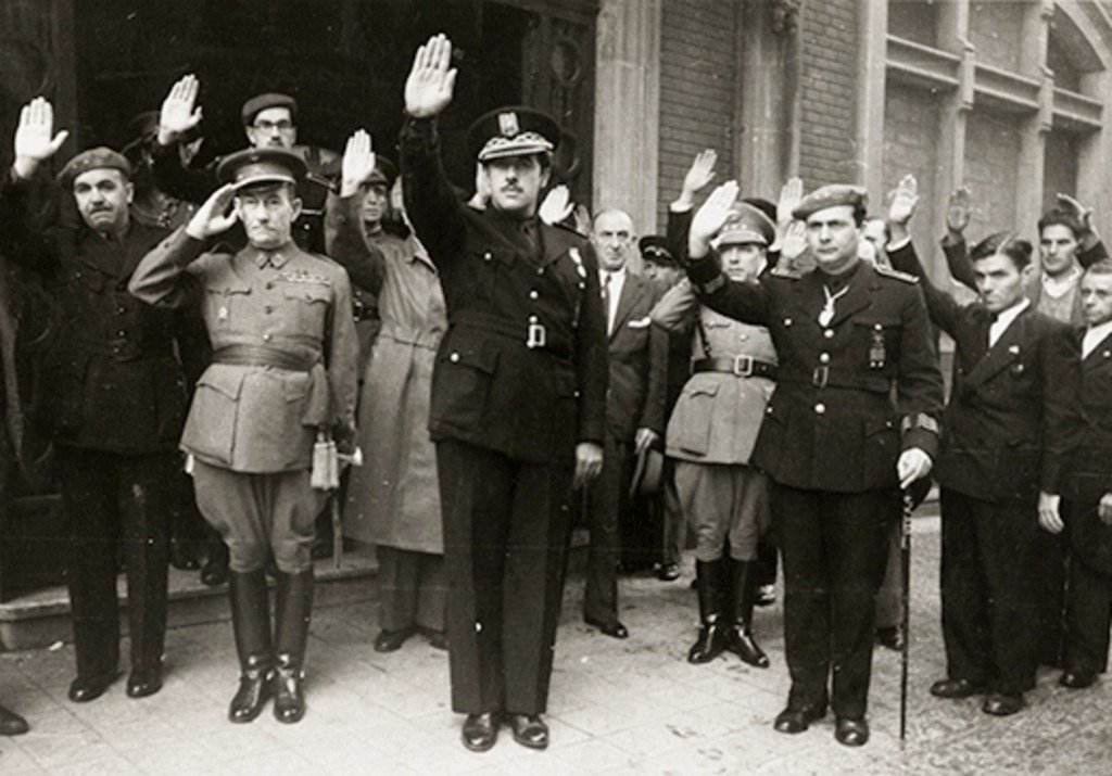 O ministro de Traballo José Antonio Girón de Velasco (de negro e brazo en alto no centro da imaxe), en Barcelona no ano 1941. (Foto: Nós Diario).