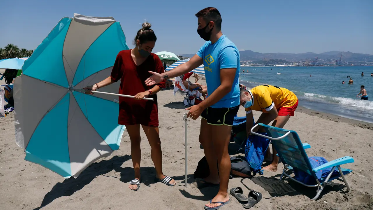 EuropaPress_3236478_banistas_disfrutan_dia_playa_despues_gobierno_andaluz_decretara_uso