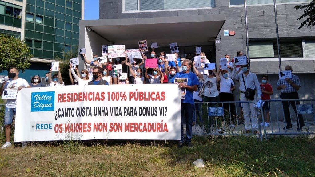 Protestas en Cangas por parte de familiares de maiores da residencia DomusVi de Aldán, Cangas (Nós Diario)
