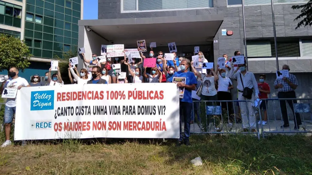 Protestas en Cangas por parte de familiares de maiores da residencia DomusVi de Ald&aacute;n, Cangas (N&oacute;s Diario)