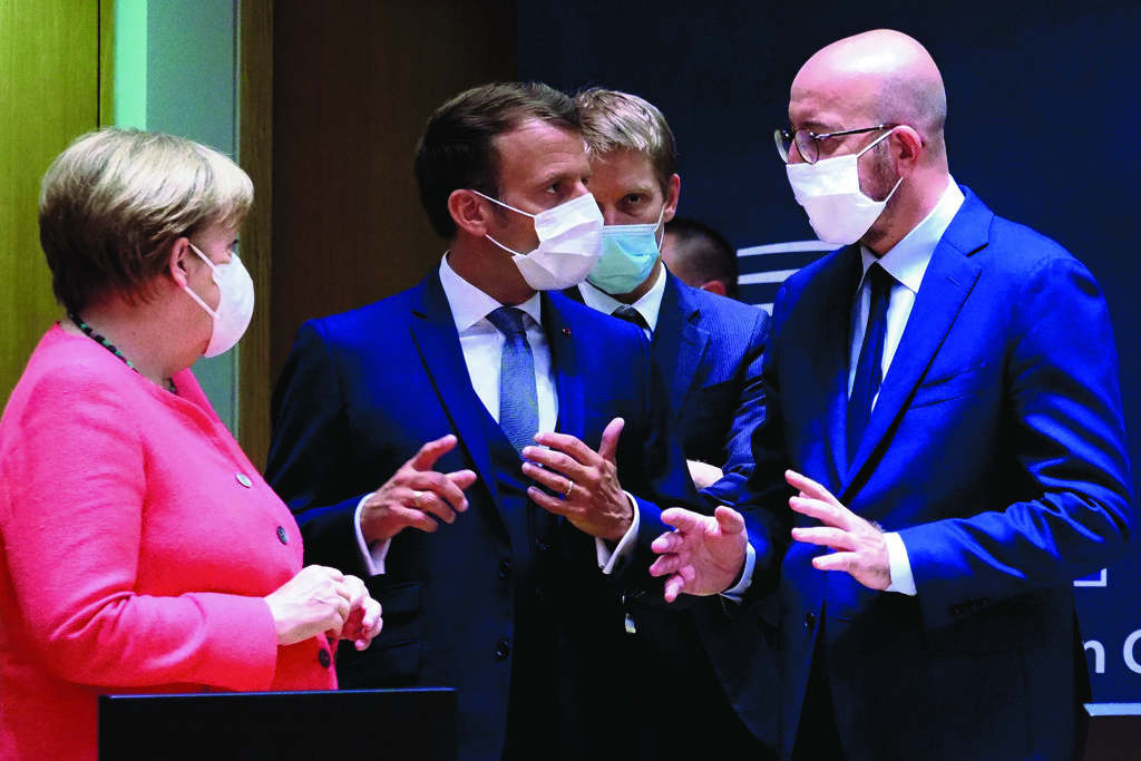 Angela Merkel, Emmanuel Macron e Charles Michael, durante o cumio. (Foto: Europa Press)