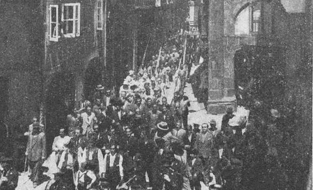 Fotograf&iacute;a hist&oacute;rica dunha marcha do D&iacute;a da Patria polas r&uacute;as de Compostela