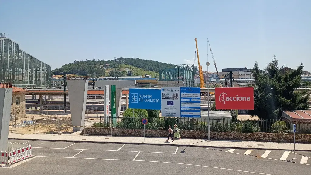 Obras da pasarela que constr&uacute;e Acciona na futura estaci&oacute;n intermodal de Compostela (Xo&aacute;n Roberes).