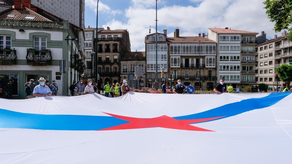 Manifestantes portan a bandeira galega [Arxina].