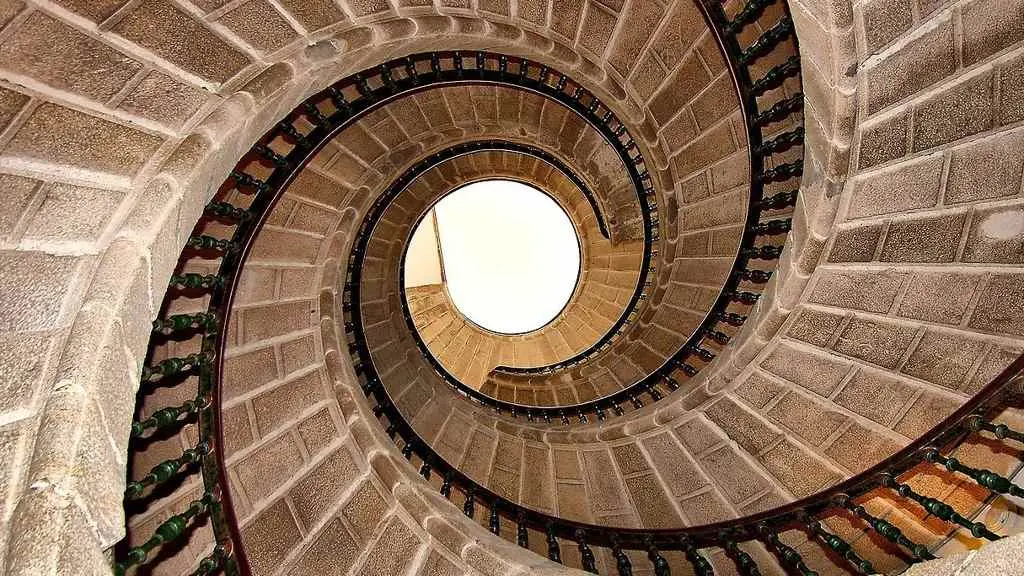 Escaleira tripla de  caracol (Compostela).