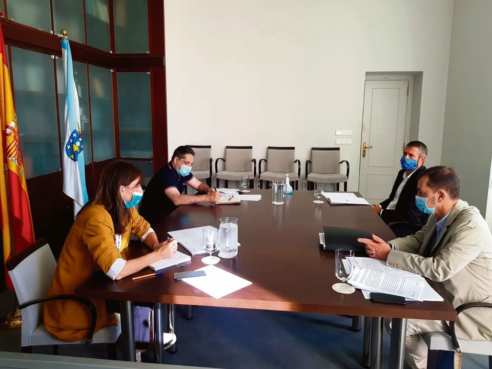 Reunión da conselleira de Educación, Carmen Pomar, co presidente da Fegamp, Alberto Varela (Imaxe: Europa Press).