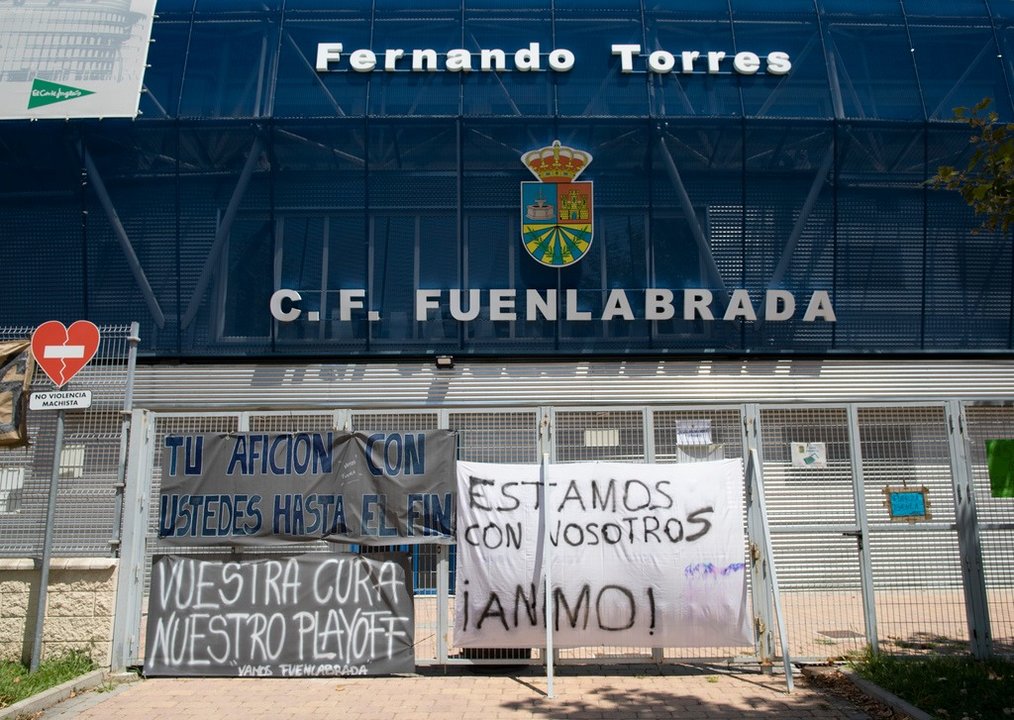 Pancartas apoiando o Fuenlabrada diante do Estadio Fernando Torres da localidade madrileña (Foto: Europa Press).