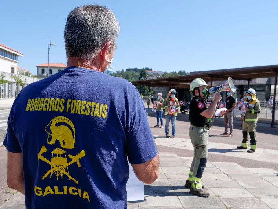 Protesta de persoal técnico do servizo de prevención de incendios forestais fronte a sede da Xunta o 30 de xullo de 2020 (Imaxe: Arxina).