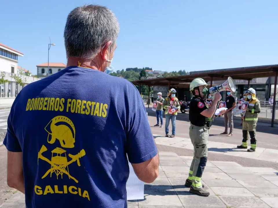 Protesta de persoal t&eacute;cnico do servizo de prevenci&oacute;n de incendios forestais fronte a sede da Xunta o 30 de xullo de 2020 (Imaxe: Arxina).