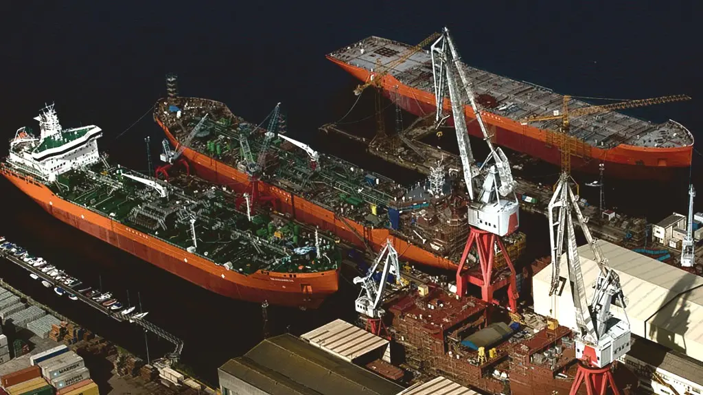 Vista das instalaci&oacute;ns de Factor&iacute;as Vulcano na r&iacute;a de Vigo