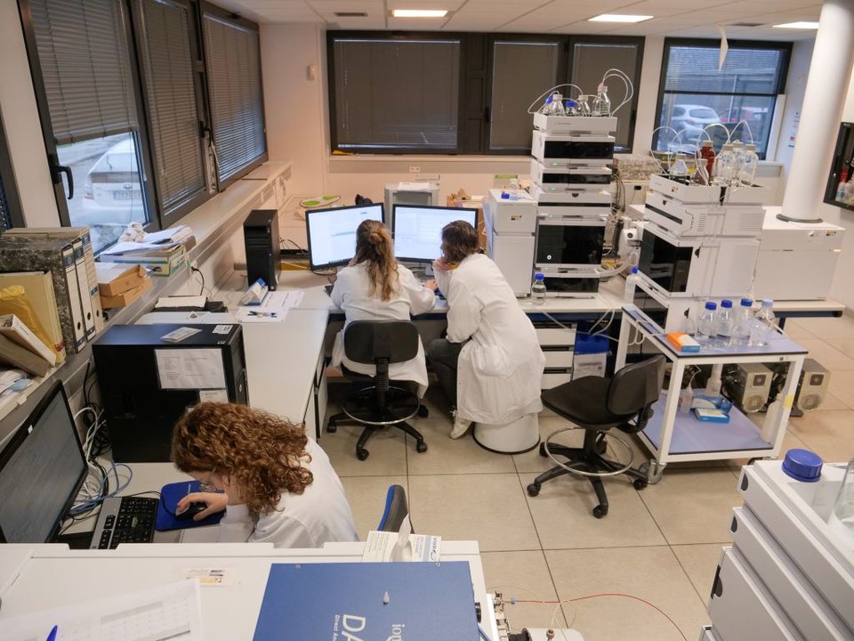 Investigadoras da Universidade de Santiago de Compostela nun laboratorio (Imaxe: Arxina).