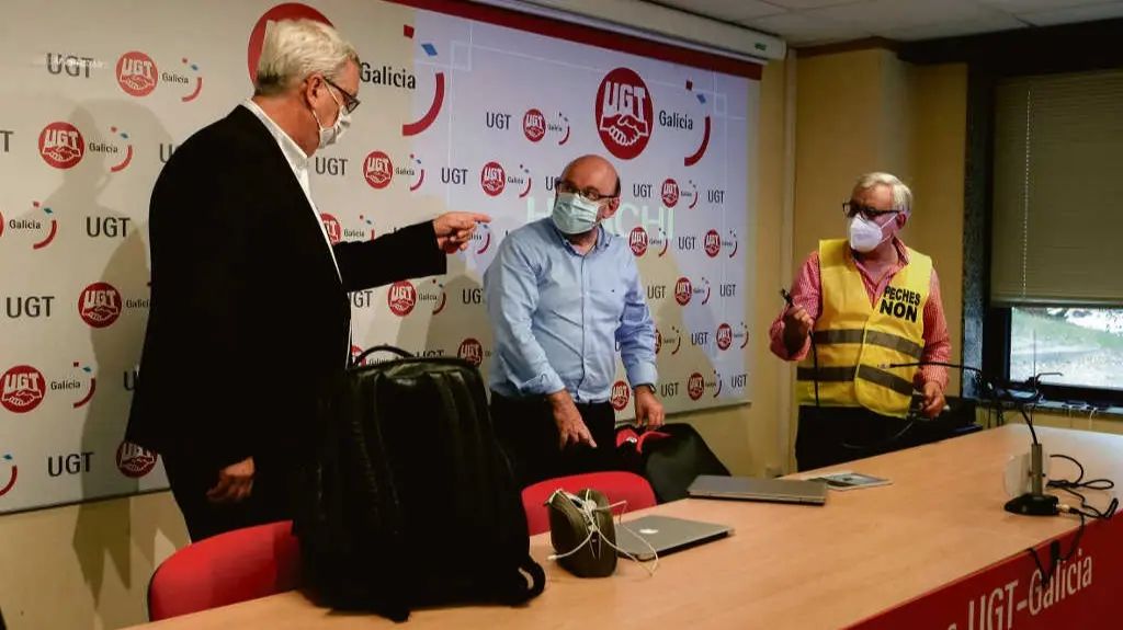 &Aacute; esquerda o respons&aacute;bel de Operaci&oacute;ns de Alvance Aluminium Group, Arnaud de Weert, minutos antes de falar co comit&eacute; (Arxina)