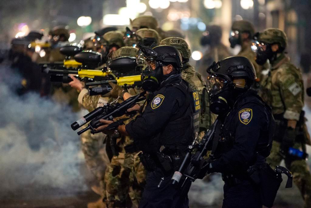 EuropaPress_3244649_19_july_2020_us_portland_police_move_through_tear_gas_clouds_in_front_of
