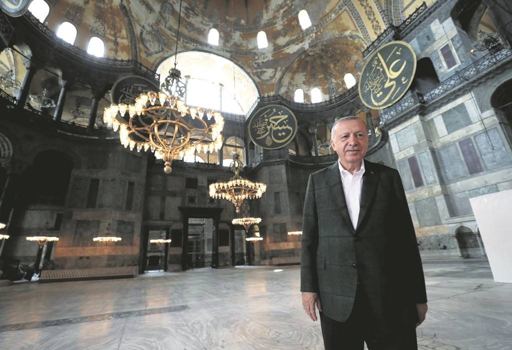El presidente turco, Recep Tayyip Erdogan, en la antigua Basílica de Santa Sofía de Estambul

El presidente turco, Recep Tayyip Erdogan, en la antigua Basílica de Santa Sofía de Estambul


19/7/2020