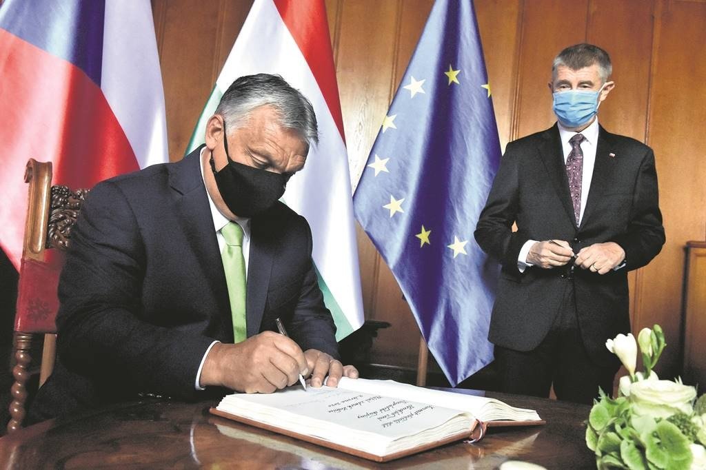 11 June 2020, Czech Republic, Lednice: Czech Prime Minister Andrej Babis (R) (L) looks at Hungary&#39;s Prime Minister Viktor Orban as he signs the memorial book ahead of the summit of the Visegrad Group (V4) countries at Lednice Chateau. Photo: Václav ?álek/CTK/dpa
ONLY FOR USE IN SPAIN

11 June 2020, Czech Republic, Lednice: Czech Prime Minister Andrej Babis (R) (L) looks at Hungary&#39;s Prime Minister Viktor Orban as he signs the memorial book ahead of the summit of the Visegrad Group (V4) countries at Lednice Chateau. Photo: Václav ?álek/CTK/dpa
  (Foto de ARCHIVO)

11/6/2020 ONLY FOR USE IN SPAIN