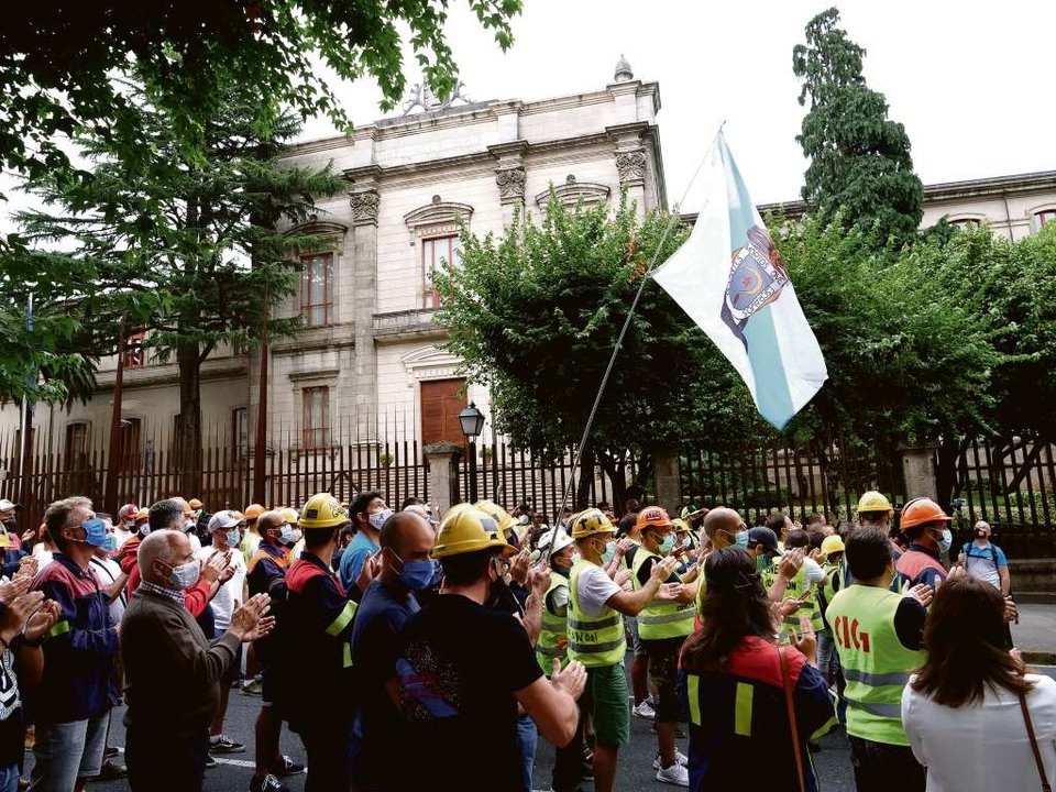Persoal de Alcoa concentrouse fronte ao Parlamento da Galiza no día da votación da Mesa do Parlamento (Imaxe: Arxina).