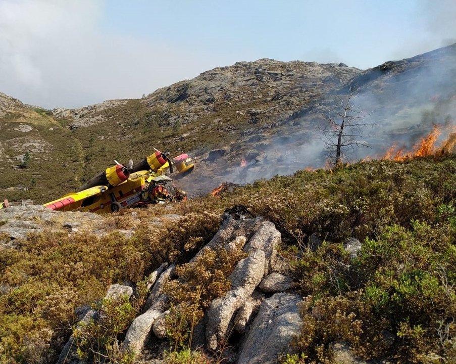 Un hidroavión portugués que traballaba na extinción do incendio de Lobios sofre un accidente [Europa Pres].