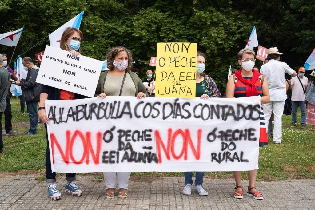 Protesta polo fechamento da escola unitaria de Luaña, en Brión (Imaxe: Cig).