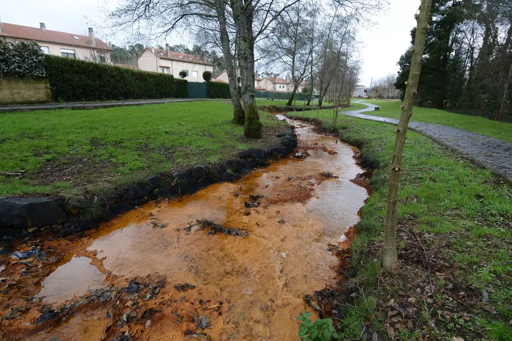 Contaminaci&oacute;n mineira no r&iacute;o Portapego ao seu paso por Touro (Salvemos Cabanas / Europa Press).