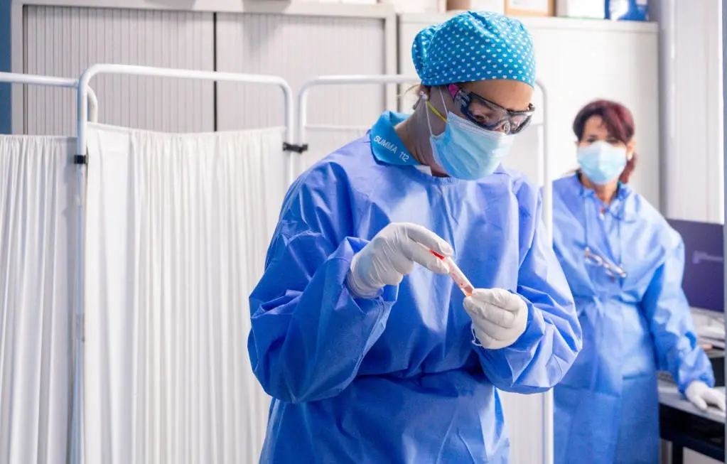 Un trabajador sanitario protegido le realiza a una mujer un test PCR en el Centro de Especialidades Carabanchel Alto donde durante la jornada de hoy, el Gobierno regional de la Comunidad de Madrid ha comenzado a realizar pruebas de forma aleatoria a 1.000 vecinos de entre 15 a 49 a&ntilde;os, con el fin de de "detectar en personas asintom&aacute;ticas lo m&aacute;s pronto posible la infecci&oacute;n por Covid y proceder al aislamiento, buscar a contactos y establecer la cuarentena". En Carabanchel, Madrid, (Espa&ntilde;a), a 17 de agosto de 2020.