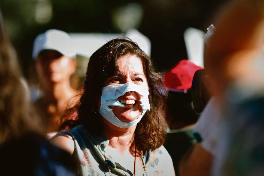 Asistente á manifestación de Madrid contra o uso de máscaras (Imaxe: Jesús Hellín / EP)