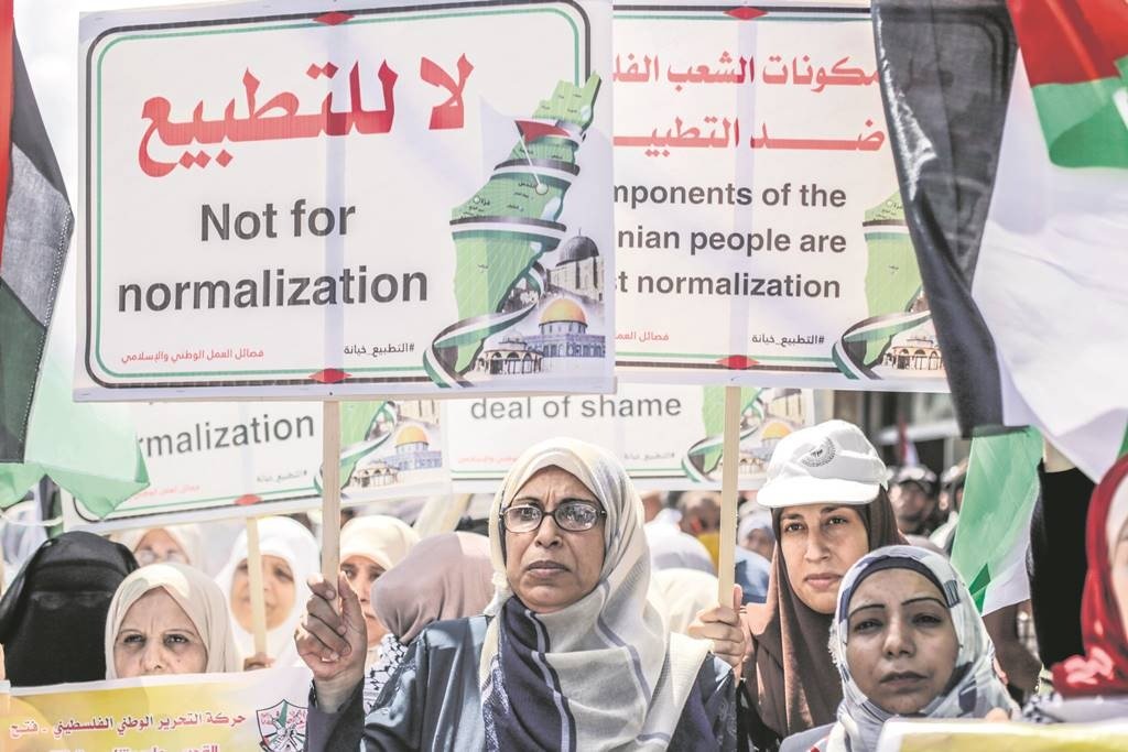 19 August 2020, Palestinian Territories, Gaza: Palestinians hold flags and placards as they march during a protest against the rapprochement between Israel and the United Arab Emirates. On 13 August 2020, the UAE and Israel have agreed to establish full diplomatic ties, make the UAE the first Gulf Arab country to establish diplomatic ties with Israel and only the third Arab nation to do so. Photo: Mahmoud Issa/SOPA Images via ZUMA Wire/dpa
ONLY FOR USE IN SPAIN

19 August 2020, Palestinian Territories, Gaza: Palestinians hold flags and placards as they march during a protest against the rapprochement between Israel and the United Arab Emirates. On 13 August 2020, the UAE and Israel have agreed to establish full diplomatic ties, make the UAE the first Gulf Arab country to establish diplomatic ties with Israel and only the third Arab nation to do so. Photo: Mahmoud Issa/SOPA Images via ZUMA Wire/dpa

19/8/2020 ONLY FOR USE IN SPAIN