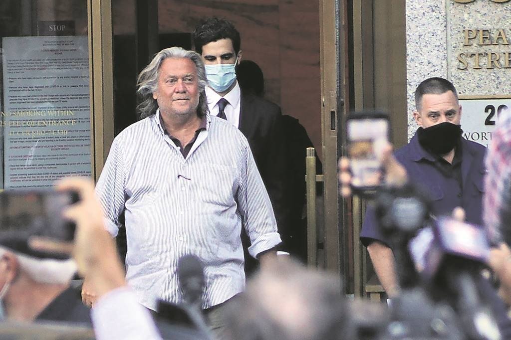 20 August 2020, US, New York: US President Donald Trump&#39;s former political adviser Steve Bannon, departs the US Federal Courthouses in Lower Manhattan, following his indictment for defrauding donors through an online crowdfunding campaign that raised over 25 million dollars to build a wall along the US-Mexico border. Photo: G. Ronald Lopez/ZUMA Wire/dpa
ONLY FOR USE IN SPAIN

20 August 2020, US, New York: US President Donald Trump&#39;s former political adviser Steve Bannon, departs the US Federal Courthouses in Lower Manhattan, following his indictment for defrauding donors through an online crowdfunding campaign that raised over 25 million dollars to build a wall along the US-Mexico border. Photo: G. Ronald Lopez/ZUMA Wire/dpa

20/8/2020 ONLY FOR USE IN SPAIN