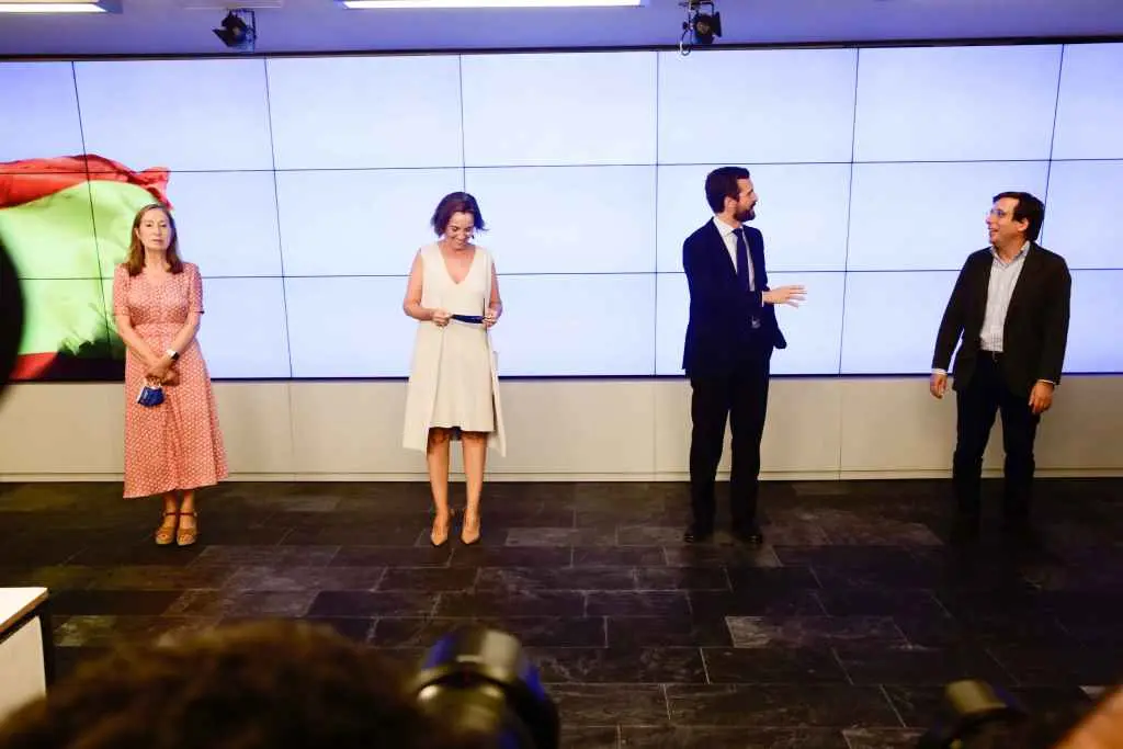 Ana Pastor, Cuca Gamarra e Mart&iacute;nez-Almeida, xunto a Pablo Casado, en Madrid (Imaxe: Europa Press)