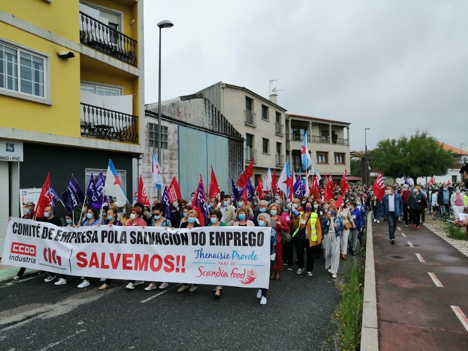 Manifestación do persoal da conserveira o 28 de xuño polas rúas do Grove (Imaxe: CIG).