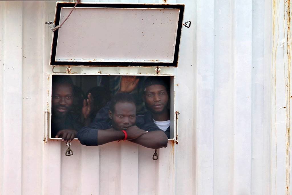 EuropaPress_2429125_16_october_2019_italy_taranto_migrants_look_out_from_the_opening_of