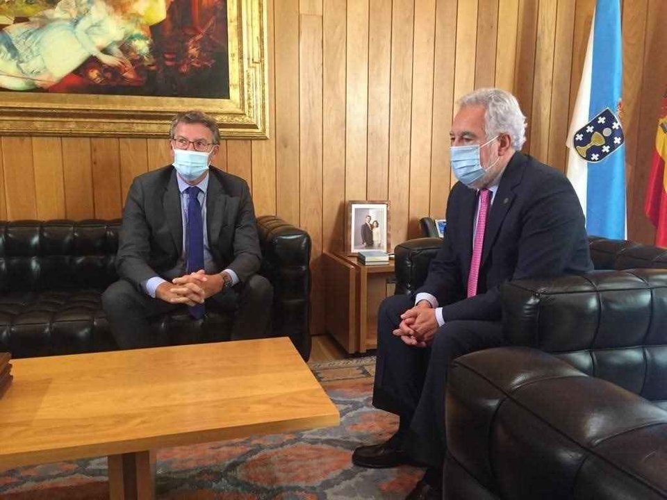 O presidente do Parlamento, Miguel Santalices, recibiu o candidato á investidura,  Núñez Feixoo (Imaxe: Europa Press)