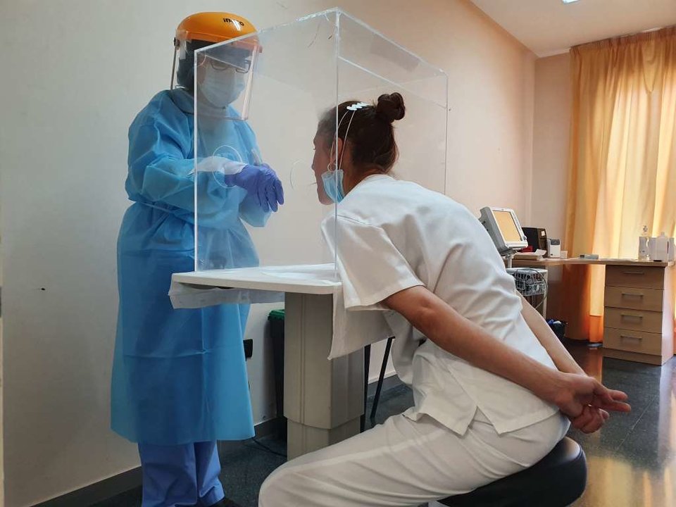 Proba de coronavirus a unha traballadora da sanidade (Imaxe: Europa Press)