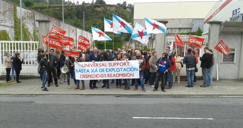 Concentraci&oacute;n do persoal de Universal Support en 2014, cando xa fora adquirirda polo Grupo Konecta (Imaxe: N&oacute;s Diario)