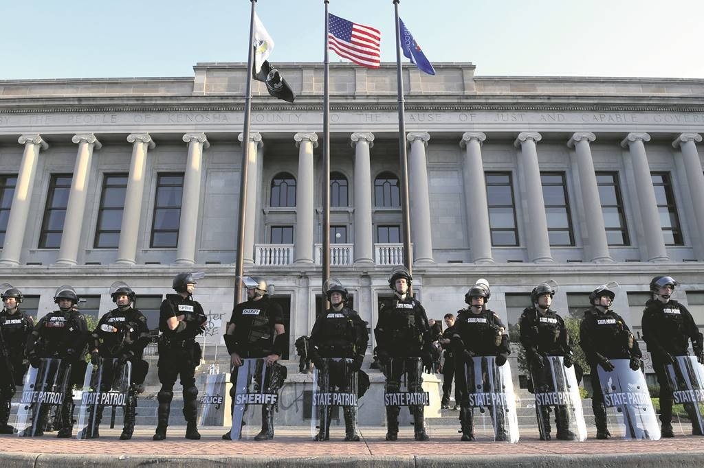 24 August 2020, US, Kenosha: Police officers guard the Kenosha County Court House, after a demonstration following the shooting of Jacob Blake, an African-American man, by a white police officer the day before. Photo: Mark Hertzberg/ZUMA Wire/dpa
ONLY FOR USE IN SPAIN

24 August 2020, US, Kenosha: Police officers guard the Kenosha County Court House, after a demonstration following the shooting of Jacob Blake, an African-American man, by a white police officer the day before. Photo: Mark Hertzberg/ZUMA Wire/dpa

24/8/2020 ONLY FOR USE IN SPAIN