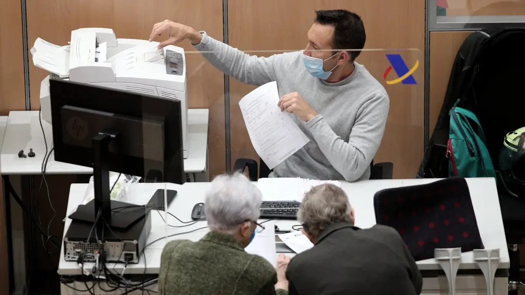 Un traballador da Axencia Tributaria (Eduardo Parra / Europa Press).