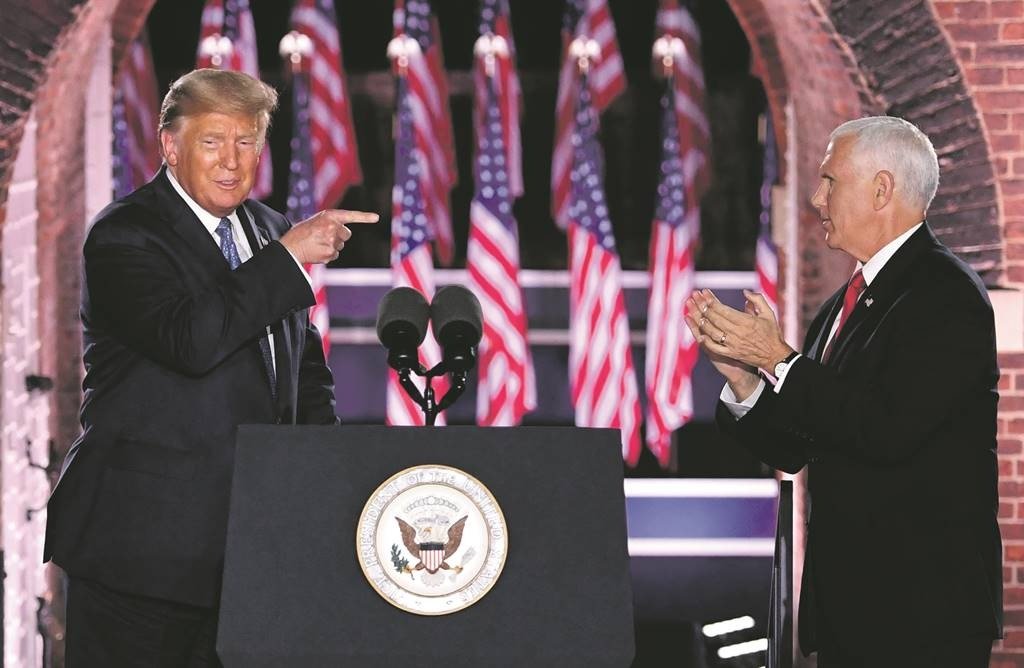 El presidente de EEUU, Donald Trump, junto a su vicepresidente, Mike Pence, durante la tercera noche de la Convención Nacional Republicana.

El presidente de EEUU, Donald Trump, junto a su vicepresidente, Mike Pence, durante la tercera noche de la Convención Nacional Republicana.


27/8/2020