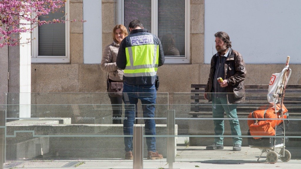 Un policía impón unha sanción a unha muller en Lugo (Carlos Castro / Europa Press).