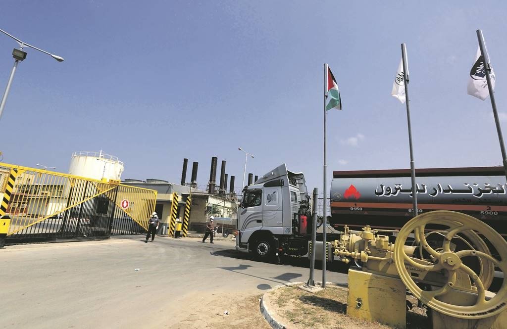 01 September 2020, Palestinian Territories, Gaza: A fuel tanker arrives at Gaza power plant, as Israel reopened its only border crossing for goods deliveries to the Gaza Strip, after reaching a ceasefire agreement with the Palestinian Islamist Hamas movement. Photo: Ashraf Amra/APA Images via ZUMA Wire/dpa
ONLY FOR USE IN SPAIN

01 September 2020, Palestinian Territories, Gaza: A fuel tanker arrives at Gaza power plant, as Israel reopened its only border crossing for goods deliveries to the Gaza Strip, after reaching a ceasefire agreement with the Palestinian Islamist Hamas movement. Photo: Ashraf Amra/APA Images via ZUMA Wire/dpa

1/9/2020 ONLY FOR USE IN SPAIN