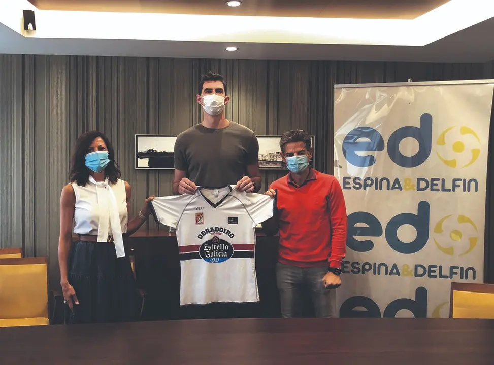 Momento da presentaci&oacute;n como xogador do Obradoiro do ala-pivote israel&iacute;-americano Jake Cohen. (Foto: Obradoiro).